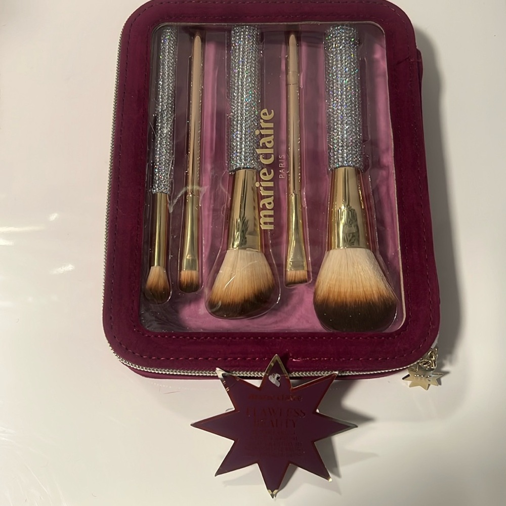New in box ( marie claire
PARIS
FLAWLESS BEAUTY) power brush/control brush